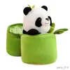 Fyllda plyschdjur i kreativ rolig docka panda plysch leksak fylld mjuk panda som gömmer sig i väskor för barn flickor gåva