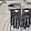 Designer Metall Dreieck Handschuhe Herbst Winter Pelz Fäustlinge Luxus Schwarz Leder Handschuhe Frauen Plüsch Touchscreen Haut Handschuhe