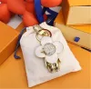 Fashion Keychain Luxury Designer Stylish Sun-Flower Doll Pendant Keychains Buckle Mens Womens Väskor Keys Ring Ornament High Quality Gift With Box och Dustbag J54