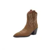 Bottes Bottes courtes à la mode pour enfants printemps et automne bottes simples talons épais pointus talons hauts bottes de cowboy occidentales brodées 231026