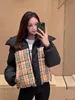 Women's Down Parkas Designer 2023 Autumn/Winter New Classic Plaid Splice 3D Non skrymmande dubbelsidig huva Down Coat Ylud