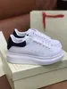 petites chaussures blanches designer luxe édition supérieure MC chaussures de sport ventes Chine queue rouge italien importé cuir de soie décontracté hommes et femmes boîte assortie gratuite