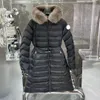 top da donna Piumino di design di lusso con stemma ricamato di media lunghezza con collo in pelliccia di cappello ispessito per calore e vestibilità slim Puffer invernale