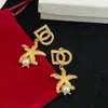 2023 Novos brincos de designer de luxo, alfabeto clássico de latão dourado 18k incrustado com zircão requintados brincos de pérola de estrela do mar, tampões de ouvido personalizados, joias femininas