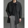 Mężczyźni mieszają wysokiej klasy koreańską modę na środkową kurtkę wiatrówki Man 2023 Autumn Loose Casual Lapel Trench Płaszcz Mężczyźni 231026