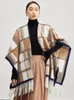 Foulards 2023 Printemps et automne Mode Britannique Luxe Outwear Châle Femme Laine Pompon Plaid Cape Style Cape Manteau