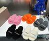 Diapositivas de lujo Diseñador de París Zapatillas para mujer Señoras Lana Piel de invierno Mullido Peludo Letras cálidas Sandalias Cómodo Fuzzy Girl Flip Flop Zapatos de zapatillas al aire libre