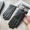 Fem fingrar handskar män fårskinn designer cape svart p handskar vinter varma plysch gants klassiker guanto triangel mode märke handchuh