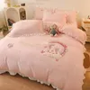 Sängkläder uppsättningar tjej rosa tecknad regnbåge unicorn set lakan dinosaurie ruffle spets quilt täcker bomull familj barn sovrum sängkläder 231026
