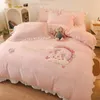 Conjuntos de cama Menina Rosa Dos Desenhos Animados Arco-íris Unicórnio Conjunto Folha Dinossauro Ruffle Lace Quilt Cover Algodão Família Crianças Quarto Linho 231026