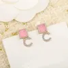 2022 Toppkvalitet Charm Studörhänge med fyrkantig form och ord Form design rosa kristallpärlor glittrande diamant för kvinnor bröllop 293a