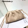 Bottegassvenetas Bags Pouchs Style Hand Woven Leather Womens Bag 2023 New Fashion One Shourdre Messenger Small Cloud Has Logo frj