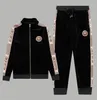 Survêtements pour hommes Designer Mens TrackSuit Luxe Hommes Sweatsuits à manches longues Classic Fashion Pocket Running Casual Man Vêtements Tenues Pantalon Veste Deux Pièces # 113