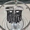 Designer Metall Dreieck Handschuhe Herbst Winter Pelz Fäustlinge Luxus Schwarz Leder Handschuhe Frauen Plüsch Touchscreen Haut Handschuhe