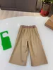 Burberrlies Luxury Pants For Kids Khaki Baby Suit Pants Storlek 100-160 cm Knapp och dragkedja Packet Design Barnbyxor Oct25