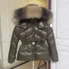 Designer-Damen-Daunenjacke, besticktes Abzeichen, Doudoune Femme, Pelzkragen, Kapuzenjacken