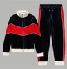 Survêtements pour hommes Designer Mens TrackSuit Luxe Hommes Sweatsuits à manches longues Classic Fashion Pocket Running Casual Man Vêtements Tenues Pantalon Veste Deux Pièces # 113