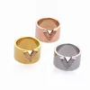 Europe America Style Fashion Men Lady Women Titanium Steel Inställningar Diamond Graved V Initialer Wide Rings Ring 3 Color Size US6-U2759