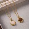 Pendentif Colliers Français Marque Ronde Blanc Agate Long Collier Pour Femmes Lumière De Luxe Niche Mica Pierre Moyen Ancien Charme Chandail Chaîne