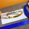 Ny stilarmband Kvinnor Bangle Luxury Designer Jewelry 18K Guldpläterad rostfritt stål Bröllopsälskare Gift Bangles Tillbehör W256K