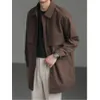 Mężczyźni mieszają wysokiej klasy koreańską modę na środkową kurtkę wiatrówki Man 2023 Autumn Loose Casual Lapel Trench Płaszcz Mężczyźni 231026