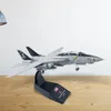 Vliegtuigmodel 1 100 schaal Diecast F14 gevechtsvliegtuigen Display met standaard Speelgoedlegering Vliegtuigmodel voor plank Cadeau Decor Aandenken Souvenirs 231025