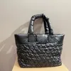 Designerka torba luksusowe torebki kobiety pluffy damskie ramiona torby krzyżowe Crossbody Wyskutowe zimowe torebki zakupowe duże pojemność metalowa litera czarna