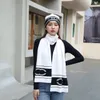 Noir Blanc Style Vintage Écharpe Simple Mode Cachemire Tricoté Écharpe Automne Et Hiver Nouveau Designer Châle Noël Famille Fille Amour Cadeau Écharpe Accessoires