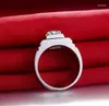 Cluster Rings Super Pure White Gold 18karat Classic 0.8CT Round Diamond Awesome Men årsdag Ring Gorgeous AU750 Male Engagement