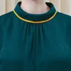 T-shirt da donna 22 Momme Verde Jacquard di seta Colletto semi-alto Manica a pipistrello con un bottone Piega T-shirt temperamento con bordi luminosi gialli