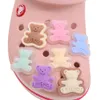 MOQ 20st PVC Cartoon Kawaii Colorful Bear Shoe Charms Delar Tillbehör Buckle Clog Knappar PINS PINS WRISTBAND JEBLED DECORATION Kids Teen Adulty Party Gifts