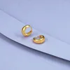 Pendientes de aro Pendiente de diseño de nicho Oro de 18 quilates Simple Suave Viento frío Pequeño para mujeres Oreja antialérgica y aretes versátiles