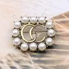 有名なデザインブランドLuxurys Desinger Brooch Women Rhinestone Pearl Letter Brooches Suit Pin Fashion Jewelry Clothing Decoration AC218Z