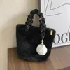 Borsone Chiusura con cerniera Borsa soffice con ciondolo a forma di palla di pelo Borsa finta da donna Piccola spalla pelosa in peluche per i viaggi dello shopping