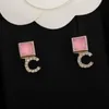 2022 Boucle d'oreille de charme de qualité supérieure avec forme carrée et forme de mots design perles de cristal rose diamant scintillant pour les femmes de mariage 293a