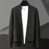 Herrtröjor lyxig högkvalitativ stickad hjärtfjäder och hösten 2023 Fashion Pocket Design Solid Color Tröja Shawl Casual Coat