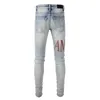 Herren-Jeans, verwaschen, Distressed-Schnurrbart, hellblau, Schadensloch, Leder-Buchstaben-Patch, bestickt, Streetwear, hohe Dehnbarkeit, schmal, zerrissen