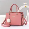 Designer kvinnors trend handväska mode axelväska klassisk fyrkantig crossbody väska tote plysch hänge shopping väska plånbok