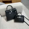 Box Leather Smooth Calfskin Waterproof Shoulder Bag Silver Guld Buckle Pop Fashion äkta läder Tote Messenger Väska Mångsidig förvaringsskola Väska handhållen YCTQR