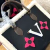 Modedesigner Bag Classic Neddy Bear Series kan vara bärbar eller korsbody storlek 41 cm vikbar låda handhållen crossbody väska