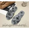 2023SS lippers Nieuwe Mode Vrouwen Metalen Ketting Decoratie Harige Huis Slippers Winter Pluche Slippers Vrouwelijke Thuis Nepbont Katoen Slides hyoma