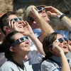 Lunettes 3D 10 pièces lunettes d'éclipse solaire en papier couleur aléatoire lunettes solaires d'observation totale lunettes d'éclipse solaire extérieure lunettes d'éclipse anti-uv 231025