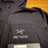 Projektant Arcterys Jackets Authentic Arc Męskie płaszcze Arc'terys Squamish Hood Kurtka Męska rozmiar Średnia czarna nowa HB26