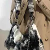 Avondtassen Originele ketting Donzige damestas in de herfst Winter Bonttas Mode Tie Dye Kleur Bolso Mujer Leuke draagtassen Chique handtas 231026