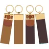 10 stili di portachiavi in pelle lettere in lega ciondolo per borsa per auto coppia di moda portachiavi con fibbia lunga fornitura di accessori
