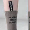 Calzini da donna per uomo Tinta unita Stile moda Etichetta con tacco Lettere inglesi Cotone Casual Tubo centrale Coppia Street Sport Hip Hop