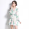 Femmes Blanc Floral Party Designer Mini Robe Manches Bouffantes Col En V Mince Vacances Ruché Volants Ajustement À Niveaux Robes Flare 2023 Automne Automne Élégant Imprimer Robes De Piste