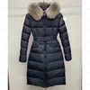 Designer-Damen-Daunenjacke, besticktes Abzeichen, Doudoune Femme, Pelzkragen, Kapuzenjacken