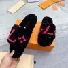 Pantofole classiche di design da donna diapositive in lana pelliccia invernale soffice peloso lettere calde sandali comodi fuzzy invertito triangolare lamiera di ferro ragazza infradito pantofola