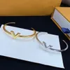 Europa América Pulseras Estilo de moda Hombres Dama Mujeres Acero de titanio Grabado V Iniciales Configuración Diamante Volt Brazalete Pulsera Pareja Regalos Joyería de diseñador